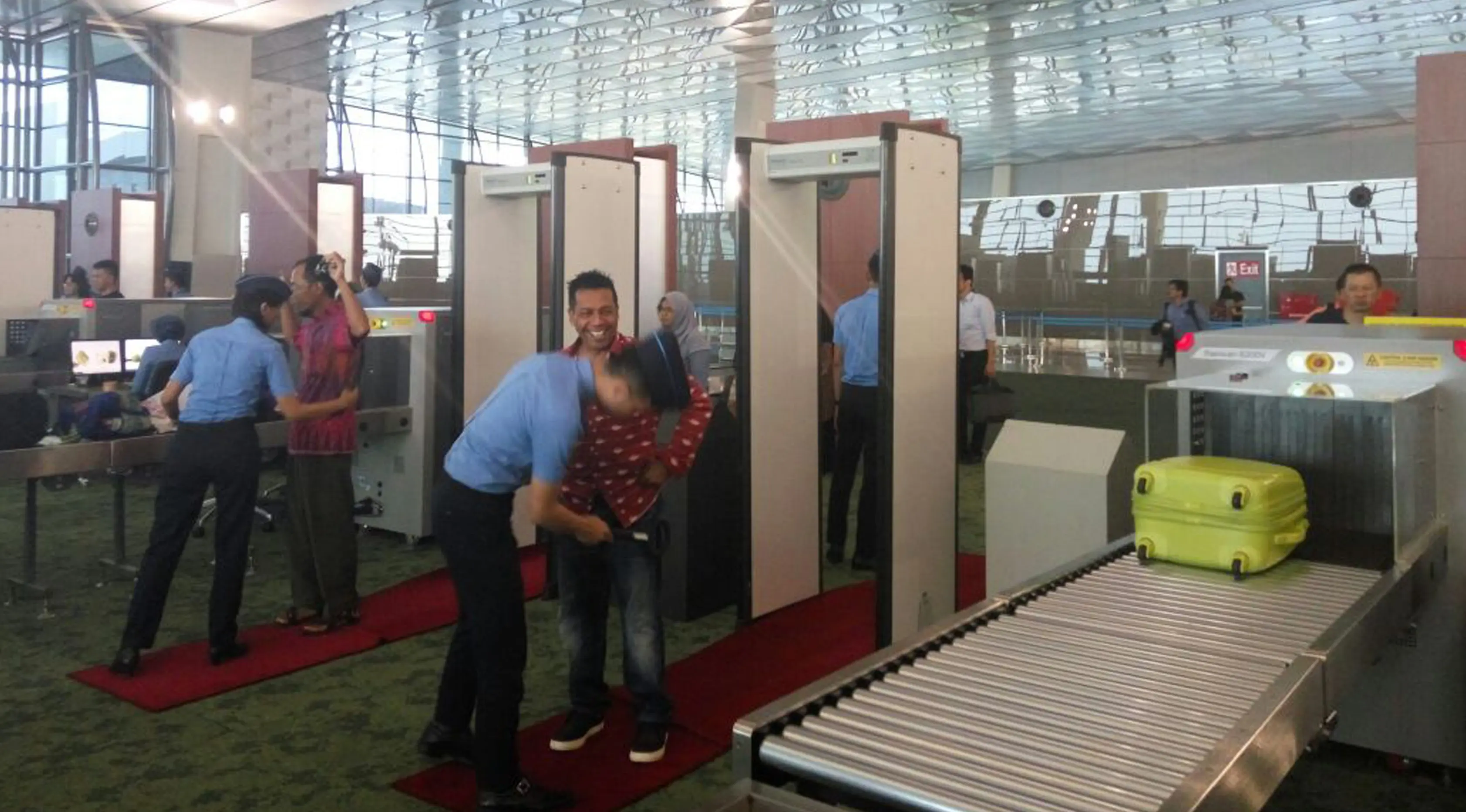 Petugas memeriksa pengunjung yang masuk ke dalam Terminal 3 Ultimate Bandara Soekarno-Hatta, Tangerang, Kamis (11/8/2016). (Dok. Pribadi)