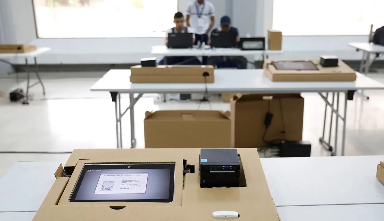 Komputer untuk pemungutan suara digital terlihat selama persiapan pemilihan presiden mendatang di sebuah TPS di Panama City, Panama (3/5/2019). (Reuters/Carlos Jasso)