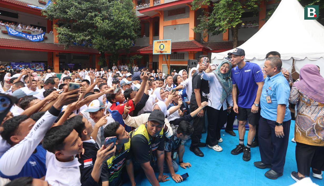 Acara bertajuk “Meet & Greet” ini menjadi sejarah baru bagi SMK Negeri 39 Jakarta, karena ini adalah kali pertama seorang juara dunia balap motor mengunjungi mereka secara langsung. (Bola.com/M Iqbal Ichsan)
