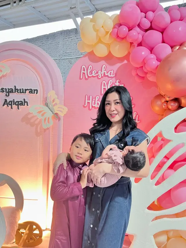 6 Potret Ibunda Larissa Chou Momong Baby Alesha Sang Cucu, Dipuji Awet Muda