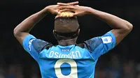 Gestur kekecewaan dari pemain Napoli, Victor Osimhen, setelah Napoli ditahan imbang 1-1 oleh Salernitana dalam pertandingan lanjutan pekan ke-32 yang berlangsung di Stadion Diego Armando Maradona, Minggu (30/4/2023). Napoli yang hanya butuh tiga poin untuk mengunci gelar Scudetto, kini harus rela bersabar untuk meraih gelar bergengsi tersebut. (AFP/Filippo Monteforte)