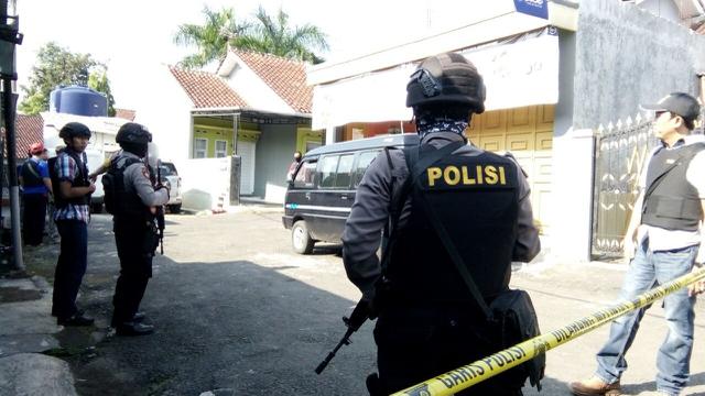 Densus 88 Menggeledah Rumah Terduga Teroris di kota Tasikmalaya