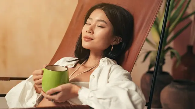 memejamkan mata minum kopi teh