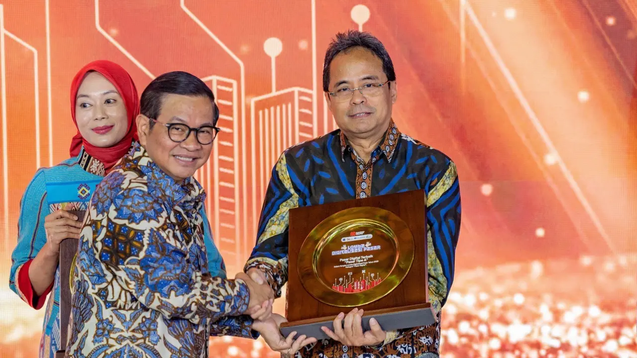 Gubernur DKI Jakarta, Pramono Anung memberikan penghargaan kepada Direktur Utama Bank Jakarta, Agus H Widodo