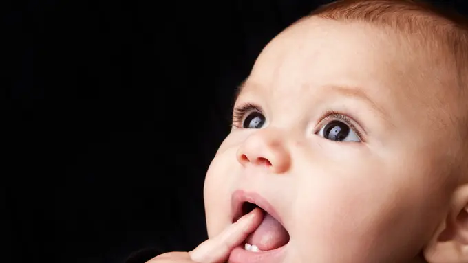 4 Cara Jitu Mengatasi Anak Bayi yang Baru Tumbuh Gigi