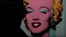 Lukisan "Shot Sage Blue Marilyn" karya Andy Warhol ditampilkan selama pratinjau pers di New York, Senin (21/3/2022). Rumah lelang Christie akan melelang lukisan potret Marilyn Monroe tersebut yang diperkirakan akan laku dengan harga US$200 juta atau sekira Rp2,8 triliun. (TIMOTHY A. CLARY/AFP)