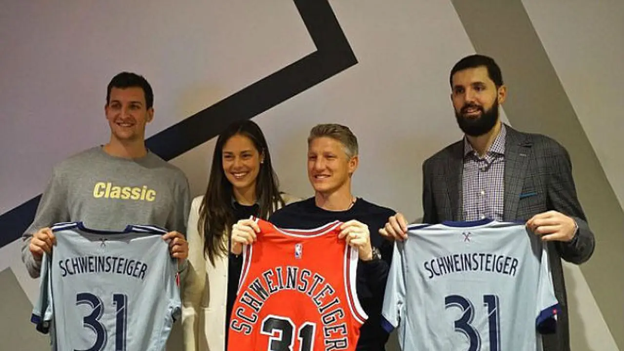 Bastian Schweinsteiger tukar kostum dengan pemain Chicago Bulls, Paul Zipser dan Nikola Mirotic