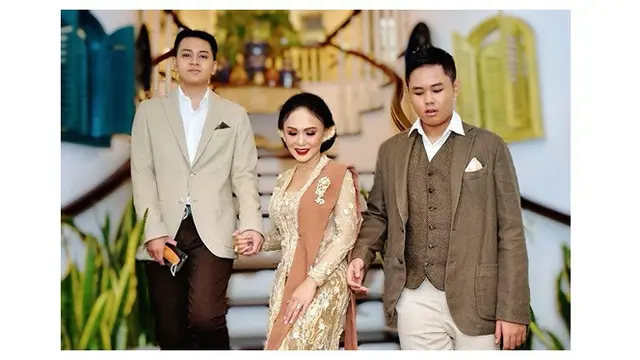 8 Potret Yuni Shara dan Kedua Putranya, Dampingi Anak saat Nonton Film Dewasa