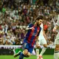 Bintang Barcelona, Lionel Messi, setelah mencetak gol ke gawang Real Madrid dalam pertandingan El Clasico, di Santiago Bernabeu, Minggu atau Senin (24/4/2017) dini hari WIB. (AFP/Pierre-Philippe Marcou). 