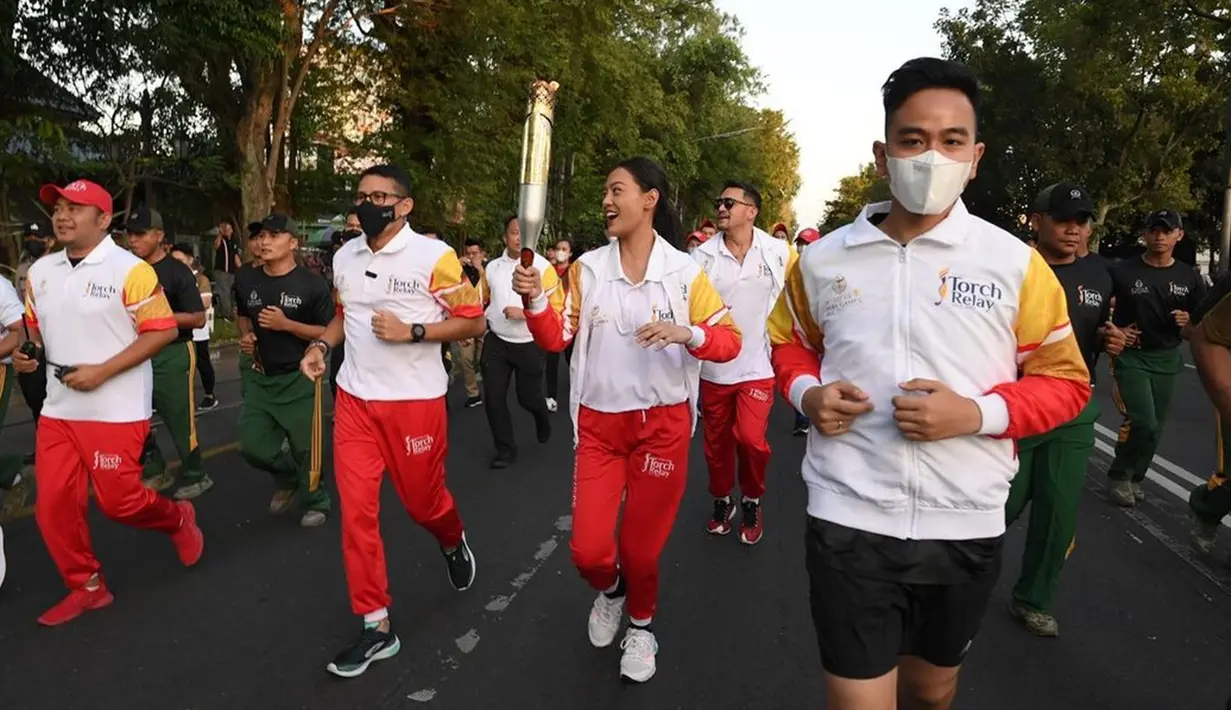 Selain Sandiaga Uno, pemilik nama lengkap Erika Carlina Batlawa Soekri ini juga bersanding dengan Wali Kota Solo, Gibran Rakabuming Raka, saat berlari bareng arak-arakan. (Liputan6.com/IG/@eri.carl)