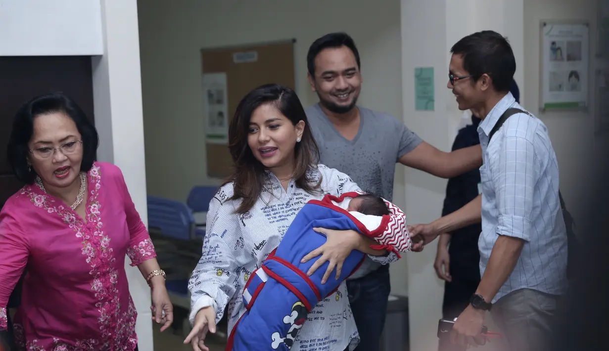 Sedangkan Ray dari bahasa Inggris artinya agung seperti raja. Sedangkan Bach, Bebi Romeo terinspirasi dari nama salah satu musisi yang jadi idolanya sejak lama. (Galih W. Satria/Bintang.com)