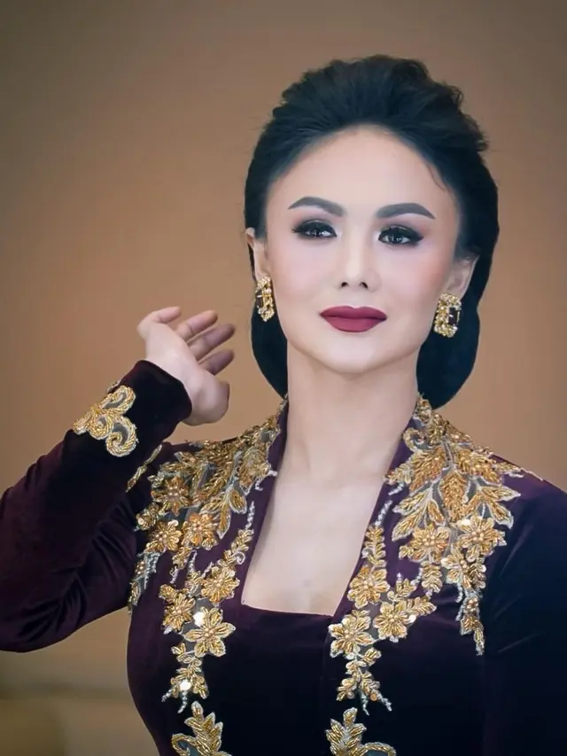 6 Pesona Yuni Shara Tampil dengan Berbagai Busana Adat Ini Selalu Memesona