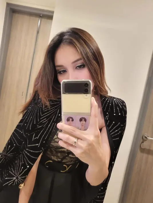 Blazer dengan material bludru disertai sentuhan aksen corak keemasan membuat tampilannya semakin mewah. [Foto: Instagram/ Ayu Ting Ting]