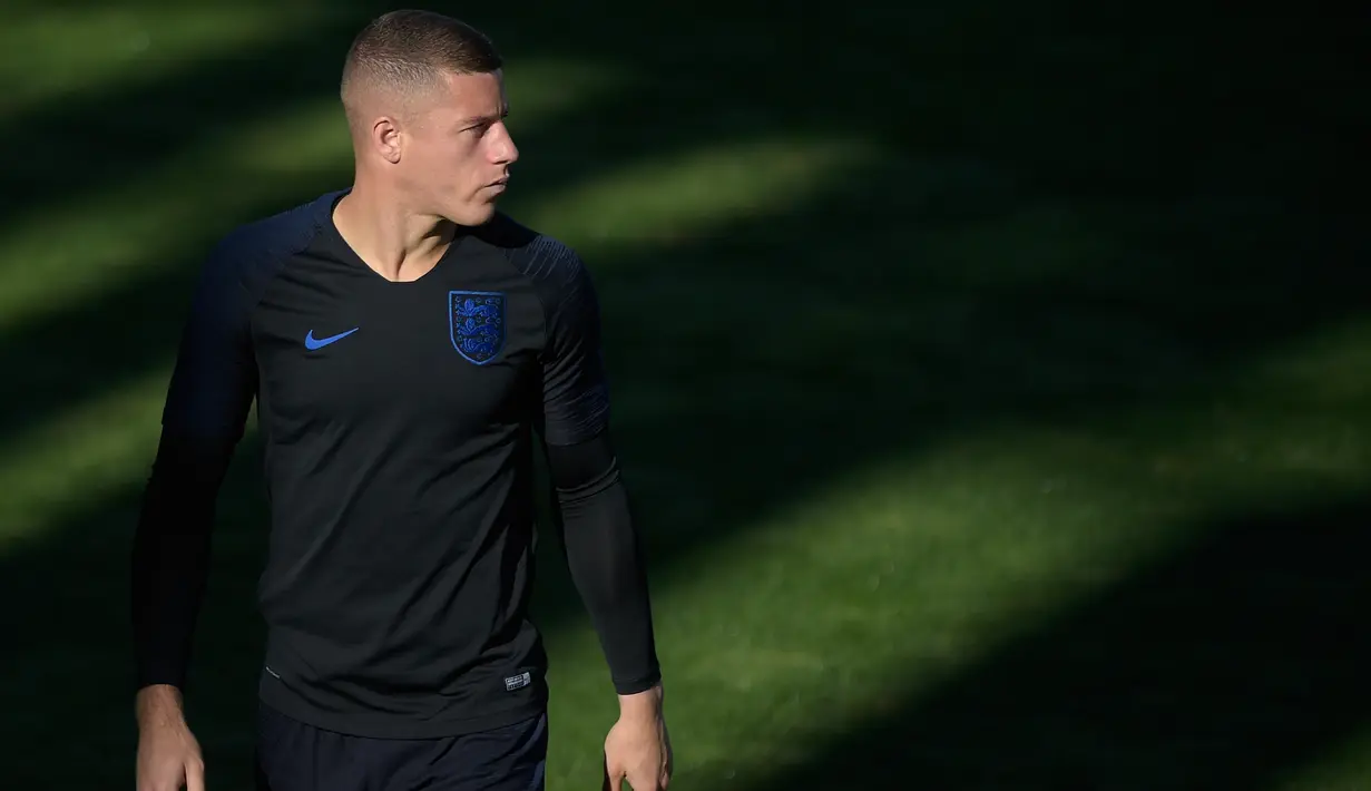 Gelandang Inggris, Ross Barkley mengikuti latihan jelang melawan Spanyol di laga lanjutan Liga A Grup 4 UEFA Nations League 2018 di Ciudad Deportiva Luis del Sol, Sevilla (14/10). Inggris butuh kemenangan jika ingin ke final. (AFP Photo/Jorge Guerrero)