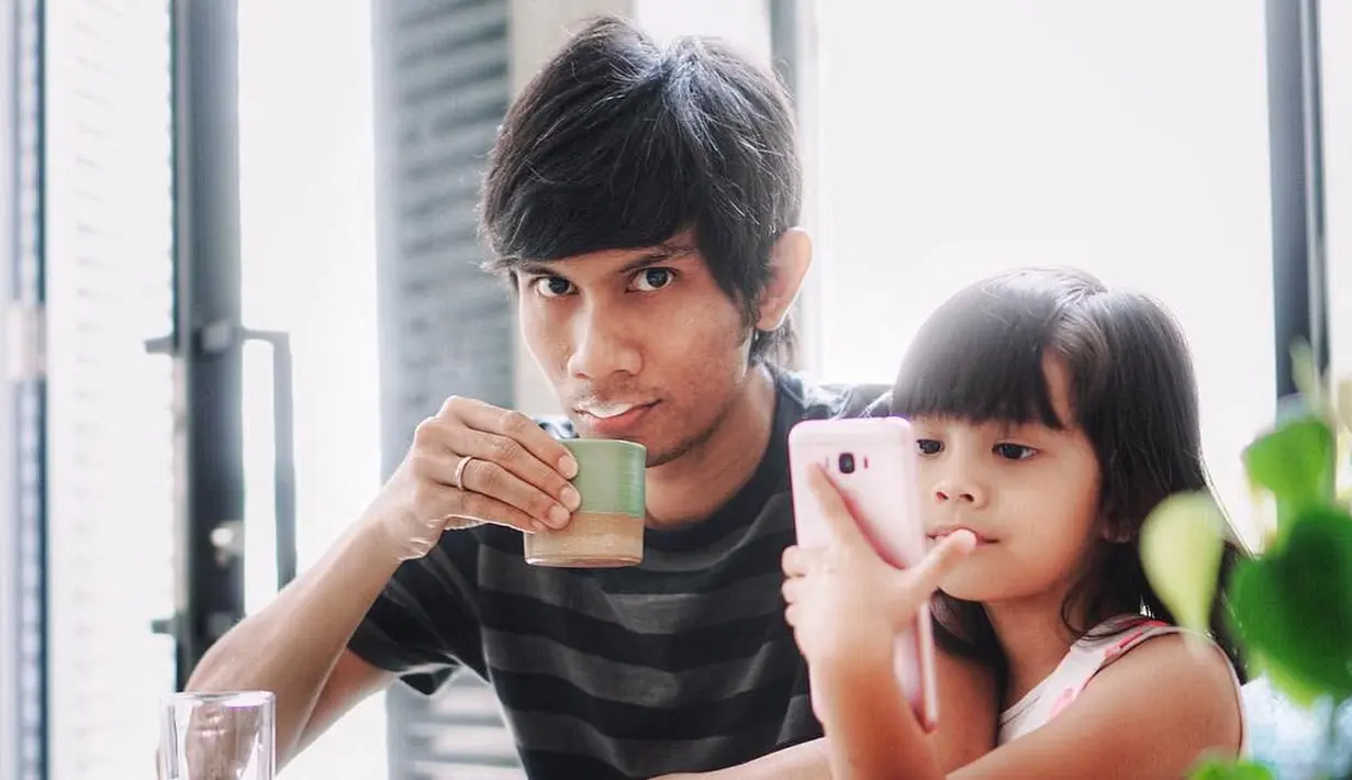 Saat ini Tria The Changcuters sudah menjadi ayah. Seperti diketahui, ia menikah dengan Dhatu Rembulan dan mempunyai dua buah hati, Jaggira dan Lenonina. (Foto: instagram.com/dhaturembulan)