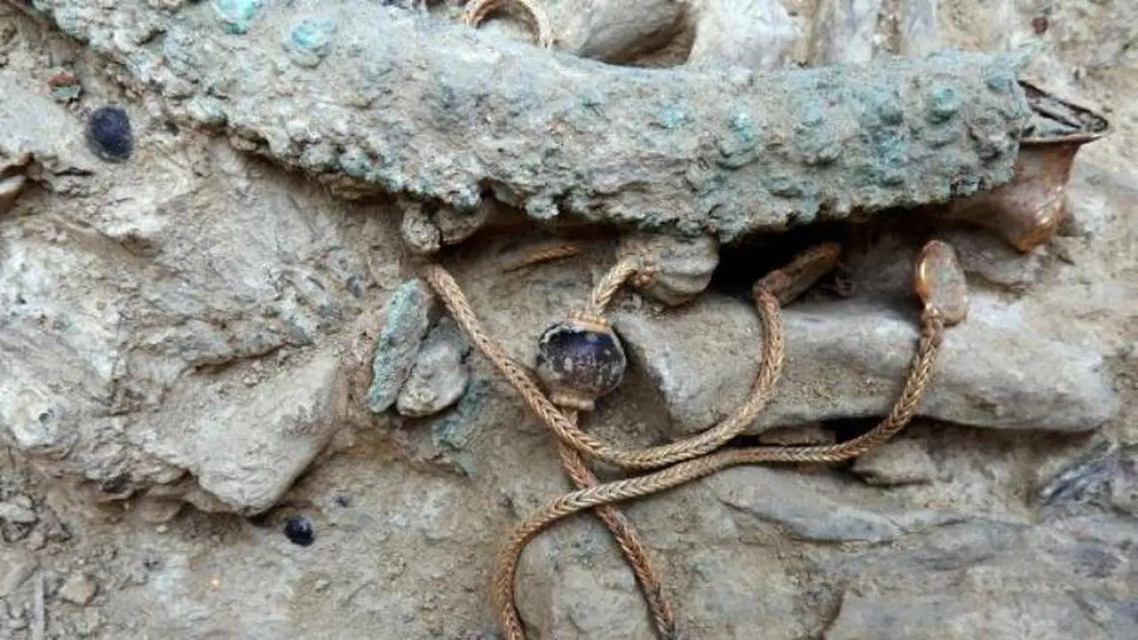Harta Karun Ditemukan dalam Makam Prajurit Tak Dikenal