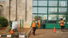 Petugas membersihkan sampah sisa bentrok antara mahasiswa dan polisi dalam unjuk rasa di depan Gedung DPR RI, Jakarta, Rabu (25/9/2019). Bentrokan pada Selasa (24/9/2019) menyisakan sampah yang memenuhi kawasan di sekitar Gedung DPR. (Liputan6.com/Immanuel Antonius)