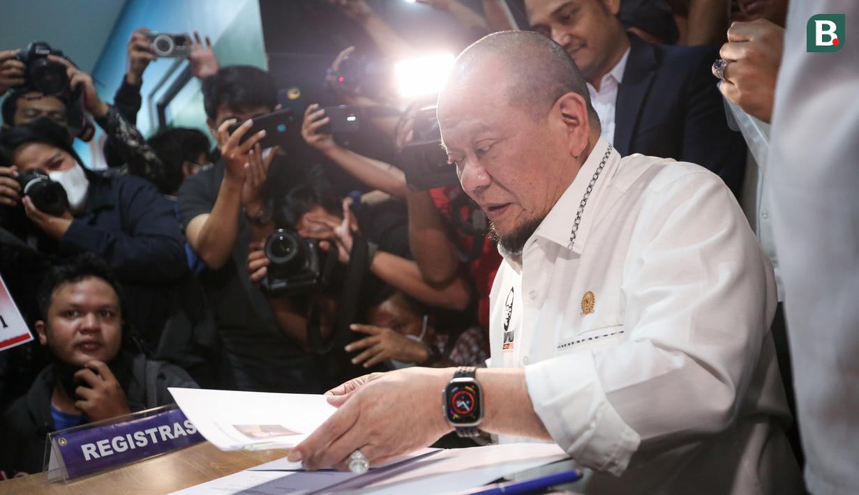 <p>Bakal Calon Ketua Umum PSSI, AA La Nyalla Mahmud Mattalitti menyerahkan berkas pendaftaran dan penyerahan berkas Bakal Calon Ketua Umum PSSI kepada Staff PSSI yang berlangsung di GBK Arena, Jakarta, Jumat (13/01/2023). (Bola.com/Bagaskara Lazuardi)</p>