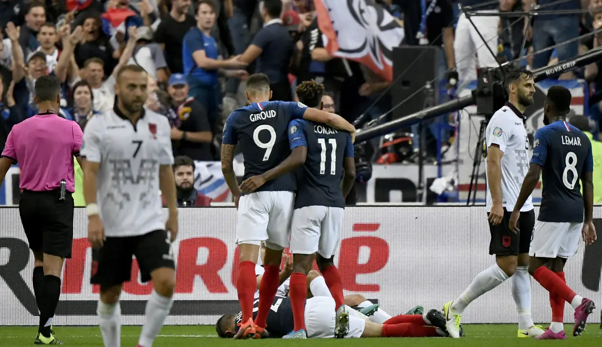 Gelandang Prancis, Kingsley Coman, merayakan gol yang dicetaknya ke gawang Albania pada laga Kualifikasi Piala Eropa 2020 di Stade de France, Paris, Sabtu (7/9). Prancis menang 4-1 atas Albania. (AFP/Lionel Bonaventure)