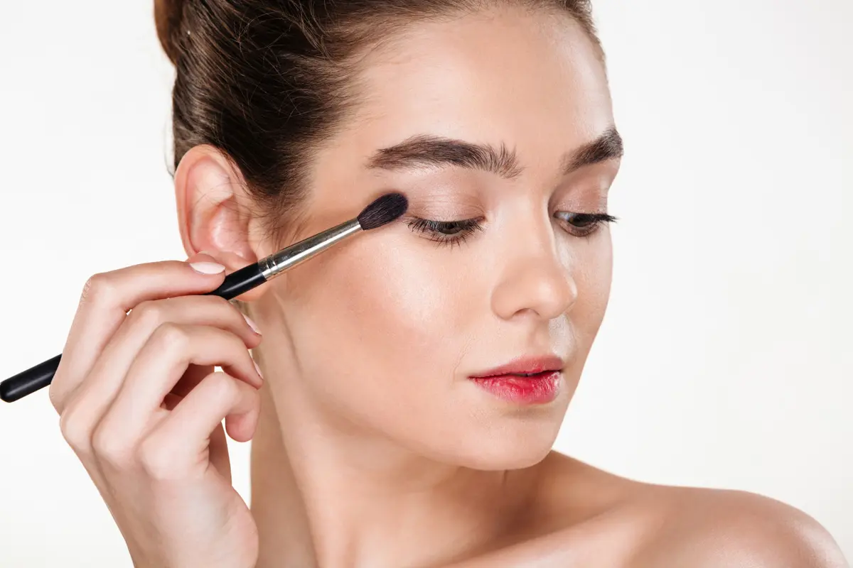 Ingin Tampilan Mata yang Lebih Soft? Berikut Tips Menggunakan Eyeshadow sebagai Eyeliner