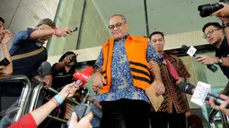Pengusaha Yogan Askan usai menjalani pemeriksaan perdana di gedung KPK, Jakarta, Jumat (15/7). Nilai suap terjadi dalam proyek senilai Rp 300 miliar untuk pembangunan 12 ruas jalan. (Liputan6.com/Helmi Afandi)