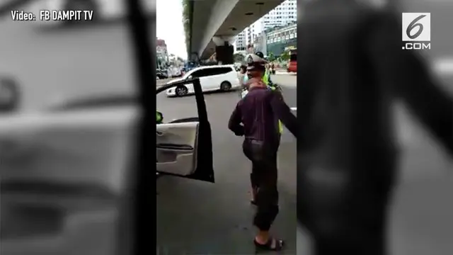 Aksi nekat pria seruduk dada polisi viral di media sosial. Kejadian ini terjadi setelah sang pria melanggar lalu lintas.