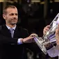 Presiden UEFA, Aleksander Ceferin memberikan piala kepada kapten Real Madrid, Sergio Ramos usai Real Madrid memenangkan pertandingan Liga Champions di Stadion Cardiff, Wales (3/6). (AFP Photo/Javier Soriano)