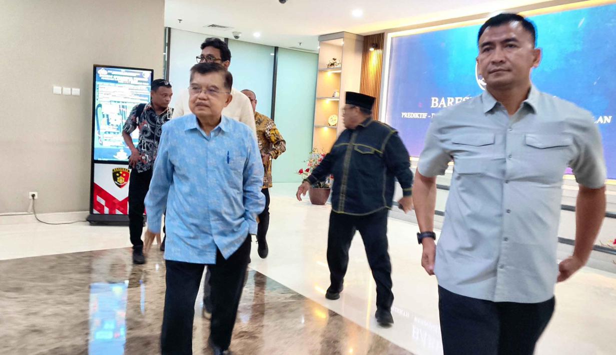 Jusuf Kalla menyebut tuduhan yang beredar tidak berdasar, termasuk klaim adanya aliran dana sebesar Rp5 miliar. Tampak dalam foto, Wakil Presiden ke-10 dan ke-12 Republik Indonesia, Jusuf Kalla (kiri) saat mendatangi Gedung Bareskrim Mabes Polri, Jakarta, Rabu (8/4/2026). (Ade Danhur/Media JK)