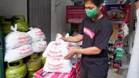 Juragan Warung Mitra Bukalapak (MBL) di Kecamatan Pesanggrahan menata paket sembako.  (Doc: Bukalapak)