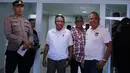Waketum PSSI, Zainudin Amali berbincang dengan Ketum Asprov PSSI Bali, Ketut Suardana dalam kunjungan ke Stadion Kapten I Wayan Dipta, Gianyar, Minggu (12/3/2023) dalam rangka meninjau kesiapan 6 venue Piala Dunia U-20 2023. (Bola.com/Alit Binawan)