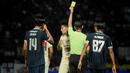 Hanif Sjahbandi pun tampil profesional bersama Macan Kemayoran. Tampil agresif untuk menjaga barisan pertahanan Persija, Hanif akhirnya harus mendapatkan kartu kuning dari wasit. (Bola.com/Iwan Setiawan)
