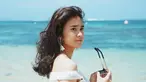 Michelle Ziudith perempuan berusia 25 tahun ini tampil begitu menawan saat berlibur di pantai. Ia memakai pakaian putih dan memegan kacamata. Gaya penampilannya yang simpel tapi menawan ini tuai pujian. (Liputan6.com/IG/@michelleziu)