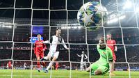 Pemain Juventus Cristiano Ronaldo (tengah) mencetak gol ke gawang Bayer Leverkusen pada pertandingan Grup D Liga Champions di Bay Arena, Leverkusen, Jerman, Rabu (11/12/2019). Gol Ronaldo dan Higuain bawa Juventus menang 2-0. (AP Photo/Martin Meissner)