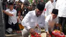 Bersama Anis Matta (Presiden PKS), Capres Prabowo Subianto menabur bunga disalah satu makam pahlawan di Taman Makam Pahlawan Kalibata, Jakarta, Selasa (20/5/2014). (Liputan6.com/Miftahul Hayat)