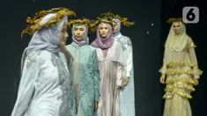 Model memeragakan busana dalam Muslim Fashion Festival (Muffest) 2020 di Jakarta Convention Center (JCC), Jakarta, Kamis (20/2/2020). Acara yang menghadirkan para pelaku industri busana muslim tersebut berlangsung hingga 23 Febuari 2020. (merdeka.com/Imam Buhori)