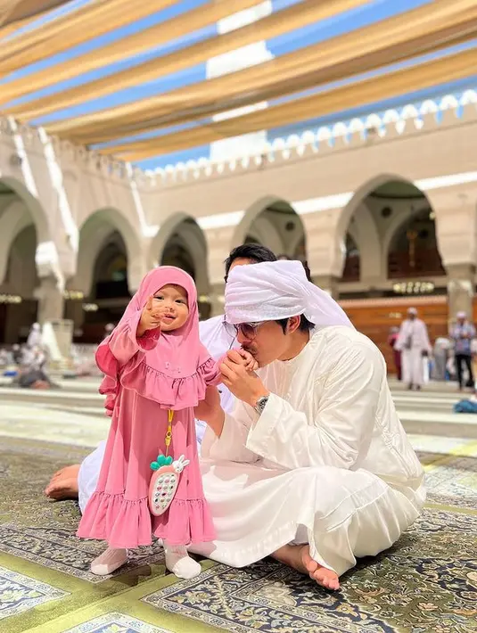 Selama di tanah suci, anak pertama pasangan Atta dan Aurel itu didandani lengkap mengenakan hijab. Penampilannnya bocah yang baru saja genap setahun itu pun semakin membuat netizen gemas. [Instagram/attahalilintar]