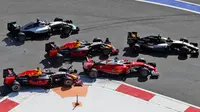 Tabrakan juga melibatkan pebalap Ferrari, Sebastian Vettel, dan pebalap Red Bull, Daniil Kvyat, di tikungan kedua lap pertama  F1 GP Rusia di Sirkuit Sochi Autodrom, Rusia, Minggu (1/5/2016). (Bola.com/Twitter/F1)