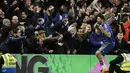 Pemain Chelsea, Diego Costa merayakan golnya bersama Suporter saat melawan Manchester United pada lanjutan Liga Premier Inggris di Stadion Stamford Bridge, London, Senin (8/2/2016) dini hari WIB.  (AFP/Adrian Dennis) 