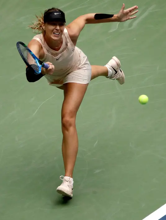 Maria Sharapova mengembalikan bola petenis Anastasija Sevastova dari Latvia saat bertanding pada babak keempat grand slam AS Terbuka 2017 di New York (3/9). Sevastova menang 5-7, 6-4, 6-2 atas Sharapova. (AP Photo/Frank Franklin II)