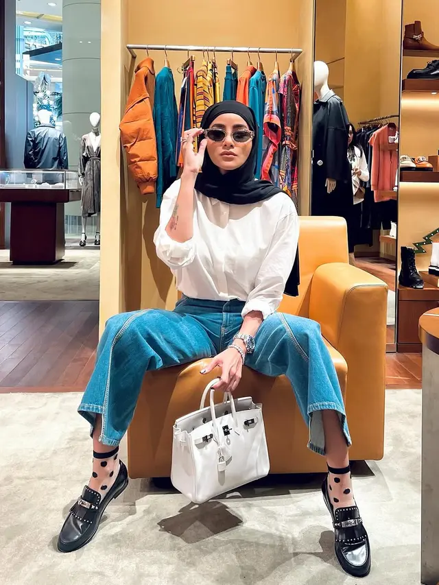 Olla Ramlan dengan Pose Kaki yang Bikin Salfok (credit: instagram/ollaramlan)