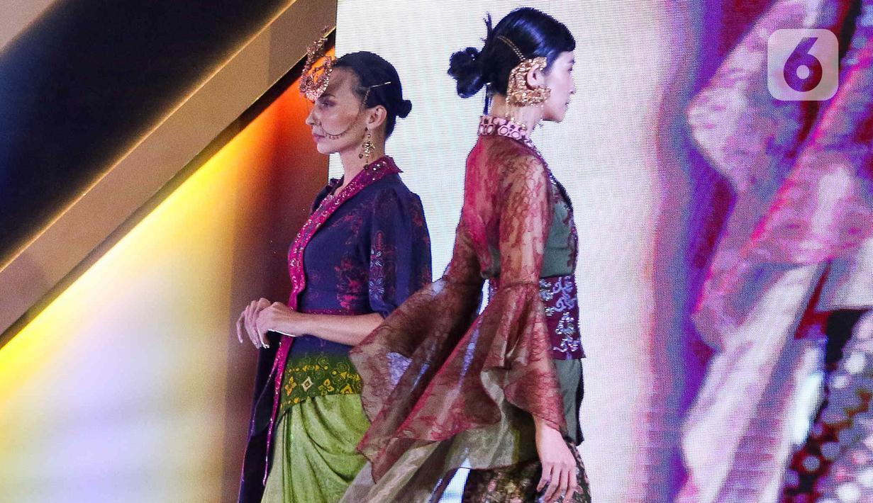 Model mengenakan busana rancangan Ferry Sunarto saat acara Cita dan Cipta Liputan6.com X Fimela dalam parade Wastra Nusantara di Hotel Shangri La, Jakarta, Rabu (31/7/2024). (Liputan6.com/Herman Zakharia)