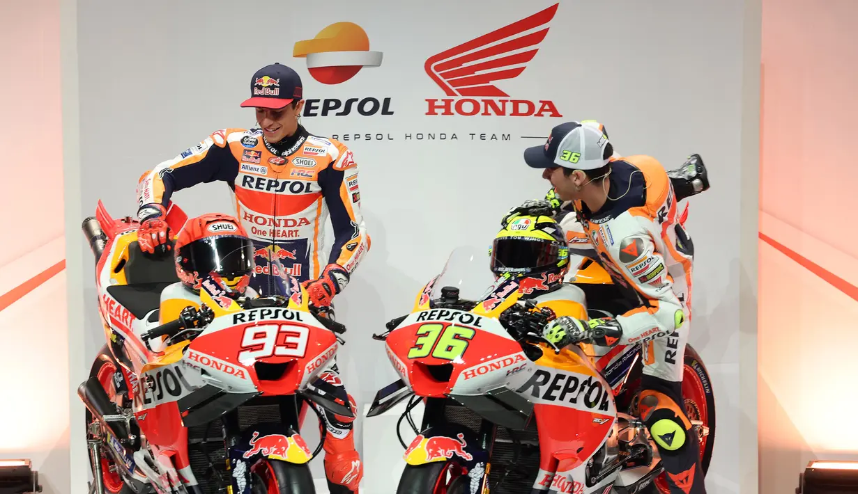 Pebalap Repsol Honda, Marc Marquez (kiri) dan Joan Mir menaiki motor baru pada acara peluncuran MotoGP musim 2023 di Madrid, 22 Februari 2023. (AFP/Pierre-Philippe Marcou)