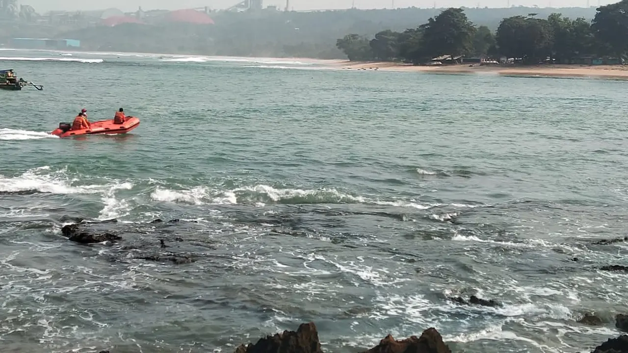 Mahasiswa Hilang Diterjang Ombak Saat Abadikan Sunset di Lokasi Wisata Sawarna