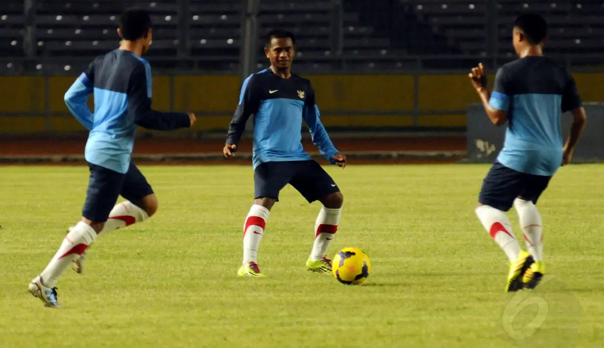 Penyerang timnas Indonesia U19, Ilham Udin Armayn (tengah) terlihat berlatih operan bola-bola pendek bersama dua rekannya saat berlatih di Stadion GBK Jakarta, (3/5/2014). (Liputan6.com/Helmi Fithriansyah)