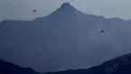 Wisatawan menikmati lintasan flying fox dari atas Gunung Jabel Jais Ras al-Khamiah di Uni Emirat Arab, 31 Januari 2018. Berada di ketinggian 1.249 meter, wahana zip-line ini diklaim memiliki jalur luncur terpanjang di dunia. (AP/Kamran Jebreili)