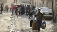 Warga Kota Ramadi, Irak, menyelamatkan diri dari pertempuran antara pasukan keamanan dan kelompok ISIS. (Reuters/BBC)