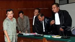 JK jadi saksi kasus penggunaan anggaran sekretariat jenderal Kemenlu pada 2004-2005 yang digelar di Pengadilan Tipikor. JK terlihat menghampiri kuasa hukum Sudjadnan Parnohadiningrat, Jakarta, Rabu (4/6/2014) (Liputan6.com/Faisal R Syam)..