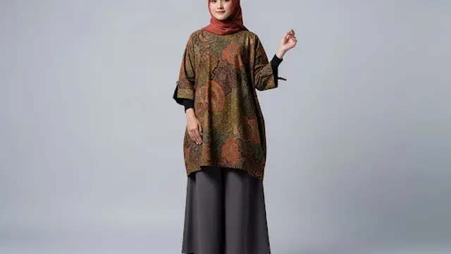 Tunik Batik Longgar dengan Lengan Folded untuk Hijabers