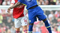 Pemain Chelsea Romelu Lukaku (kanan) berebut bola udara dengan pemain Arsenal Rob Holding pada pertandingan Liga Inggris di Emirates Stadium, London, Inggris, 22 Agustus 2021. Chelsea menang 2-0. (JUSTIN TALLIS/AFP)