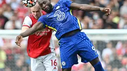 Pemain Chelsea Romelu Lukaku (kanan) berebut bola udara dengan pemain Arsenal Rob Holding pada pertandingan Liga Inggris di Emirates Stadium, London, Inggris, 22 Agustus 2021. Chelsea menang 2-0. (JUSTIN TALLIS/AFP)